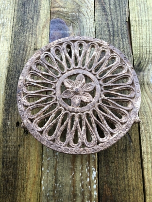 Cast iron hand-forged grill pan trivet, round