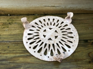 Cast iron hand-forged grill pan trivet, round