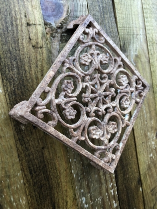 Cast iron hand-forged grill pan trivet, square.