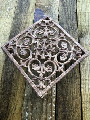 Cast iron hand-forged grill pan trivet, square.