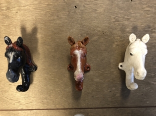 3 x horse heads as a coat rack is a beautiful barn decoration, various colors.