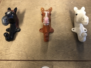 3 x horse heads as a coat rack is a beautiful barn decoration, various colors.