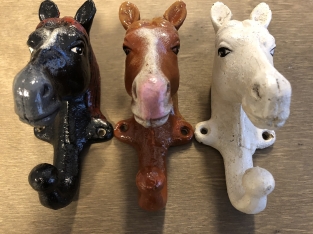 3 x horse heads as a coat rack is a beautiful barn decoration, various colors.