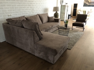 Prachtige forse nieuwe taupe rib stoffen hoekbank model