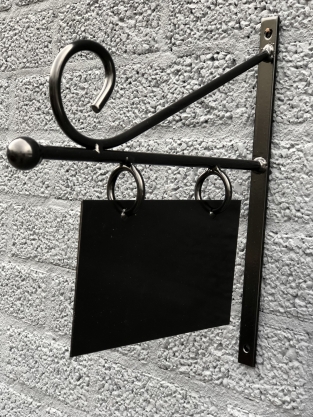 Ladenschild klein für in der Altstadt, Werbeschild aus Metall, schwarz lackiert