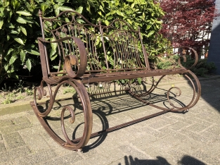 Prachtige vol smeedijzeren schommelbank- classic brown, echt een eye-catcher!!