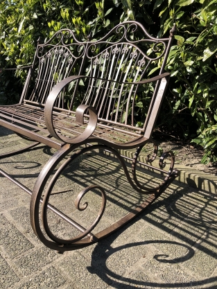Prachtige vol smeedijzeren schommelbank- classic brown, echt een eye-catcher!!