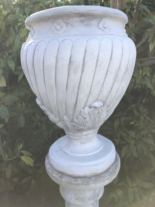 Schöne große Vase-Krug-Blumentopf, voll von Stein