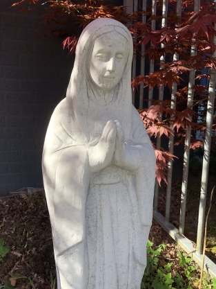 Moeder Maria / Mother Mary, groot vol stenen beeld.