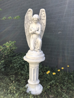 Angel - weatherproof, kneeling, on a pedestal, full of stone, large statue.