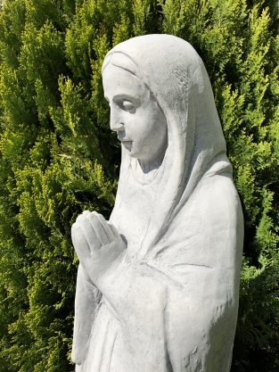 Mutter Maria / Mutter Maria, groß auf Sockel, Vollsteinskulptur