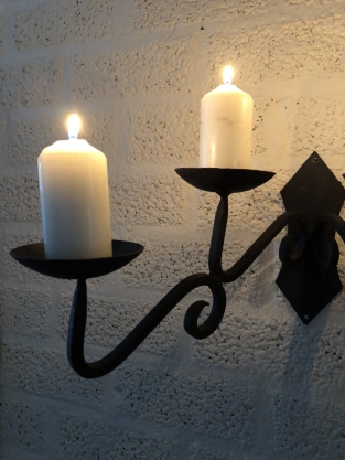Beautiful wrought iron wall sconce with 4 saucers, very beautiful