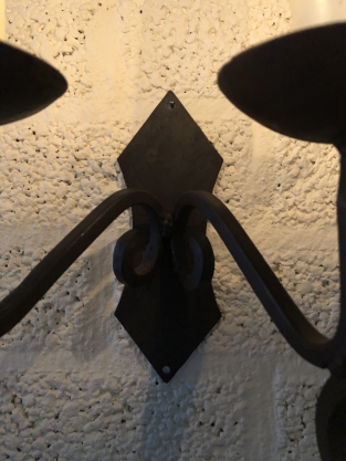 Beautiful wrought iron wall sconce with 4 saucers, very beautiful