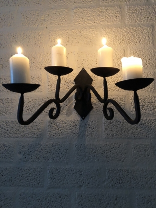 Beautiful wrought iron wall sconce with 4 saucers, very beautiful