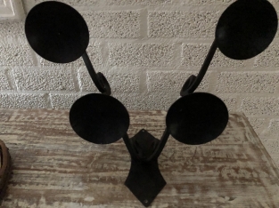 Beautiful wrought iron wall sconce with 4 saucers, very beautiful