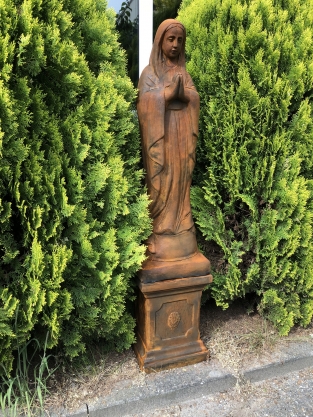 Mutter Maria / Mutter Maria, groß auf Sockel, Vollsteinskulptur Oxid