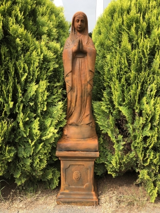 Moeder Maria / Mother Mary, groot op sokkel, vol stenen beeld oxide.