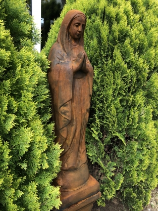 Mutter Maria / Mutter Maria, groß auf Sockel, Vollsteinskulptur Oxid