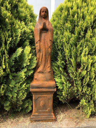 Mutter Maria / Mutter Maria, groß auf Sockel, Vollsteinskulptur Oxid