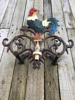 1 water hose holder rooster, cast iron with brass tap in color, beautiful.