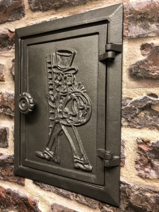 1 cleaning door made of cast iron, color-untreated