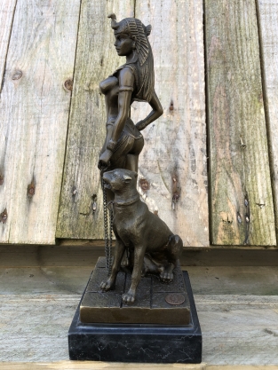 Eine Bronzestatue von Kleopatra mit PANTHER