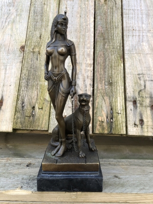 Eine Bronzestatue von Kleopatra mit PANTHER