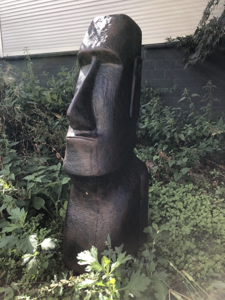 MOAI XXL, groot stenen beeld, van de paaseilanden, donker bruin