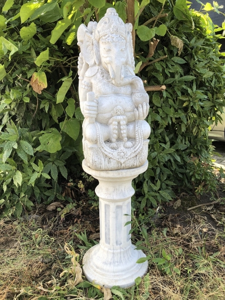Beeld Ganesha op sokkel, een hindoestaanse god, vol stenen beeld!