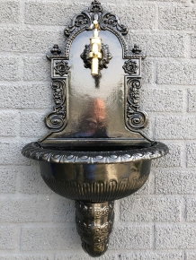 Hochwertiger Wandbrunnen, Waschbecken schwarz, Aluminium und schwar beschichtet mit Messinghahn