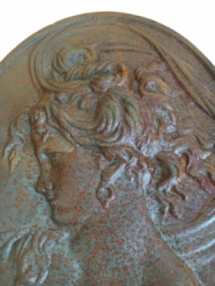 Vrouwelijk wandornament, gietijzer
