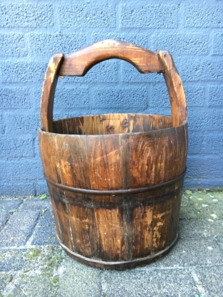 Klassieke houten emmer, rond, met houten greep