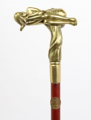 Houten wandelstok met een fraai erotisch vrouwelijk bronzen handvat