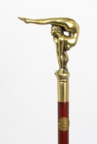 Houten wandelstok met een lenig vrouwelijk bronzen handvat