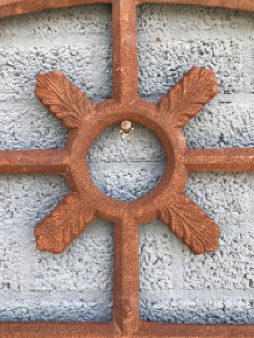 Klassisches Stallfenster, gusseisernes Fenster als Dekoration