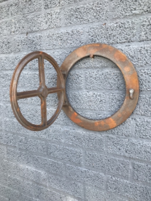 Round folding cast-iron window, stable window.