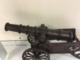 Schöne dekorative Kanone, Gusseisen braun