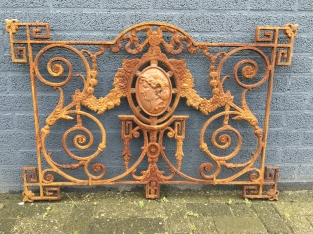 Hekwerk voor b.v. balkon, gietijzer antiek met medaillon 