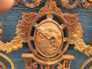 Hekwerk voor b.v. balkon, gietijzer antiek met medaillon 
