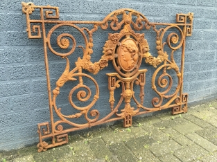 Hekwerk voor b.v. balkon, gietijzer antiek met medaillon 