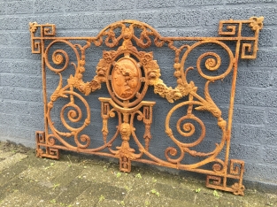 Hekwerk voor b.v. balkon, gietijzer antiek met medaillon 