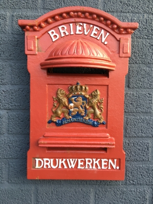 Dubbel postbusfront kleppen, vol gietijzer, zware uitvoering en heel fraai!!!