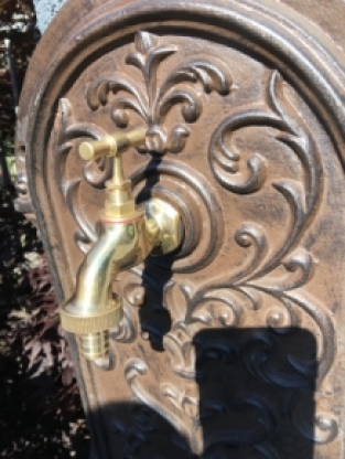 Wall fountain, sink cast iron brown.