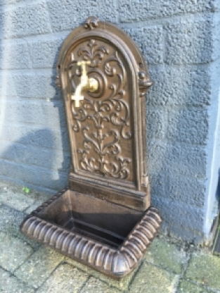 Wall fountain, sink cast iron brown.
