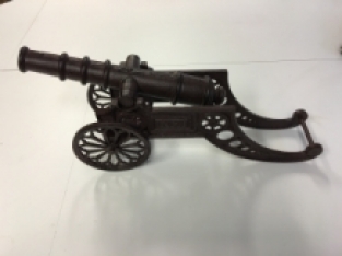Schöne dekorative Kanone, Gusseisen braun