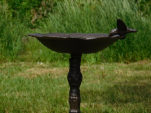 Fraai vogelbad op voet, met leuk decoratief vogeltje op de rand van het bad, gietijzer