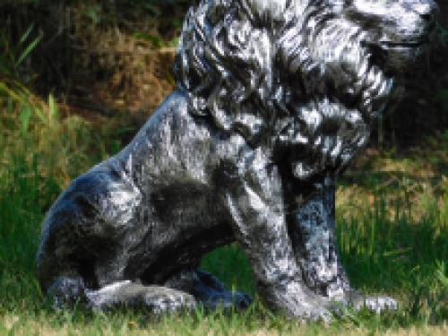Beautiful statue of a lion, polystone, silver-gray, beautiful in detail!
