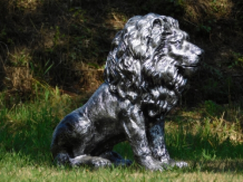 Beautiful statue of a lion, polystone, silver-gray, beautiful in detail!