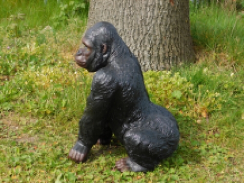 Beautiful gorilla, polystone beautiful to look at.