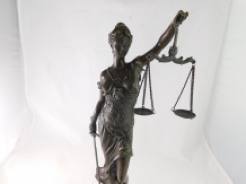 Eine Bronzestatue der Lady Justice